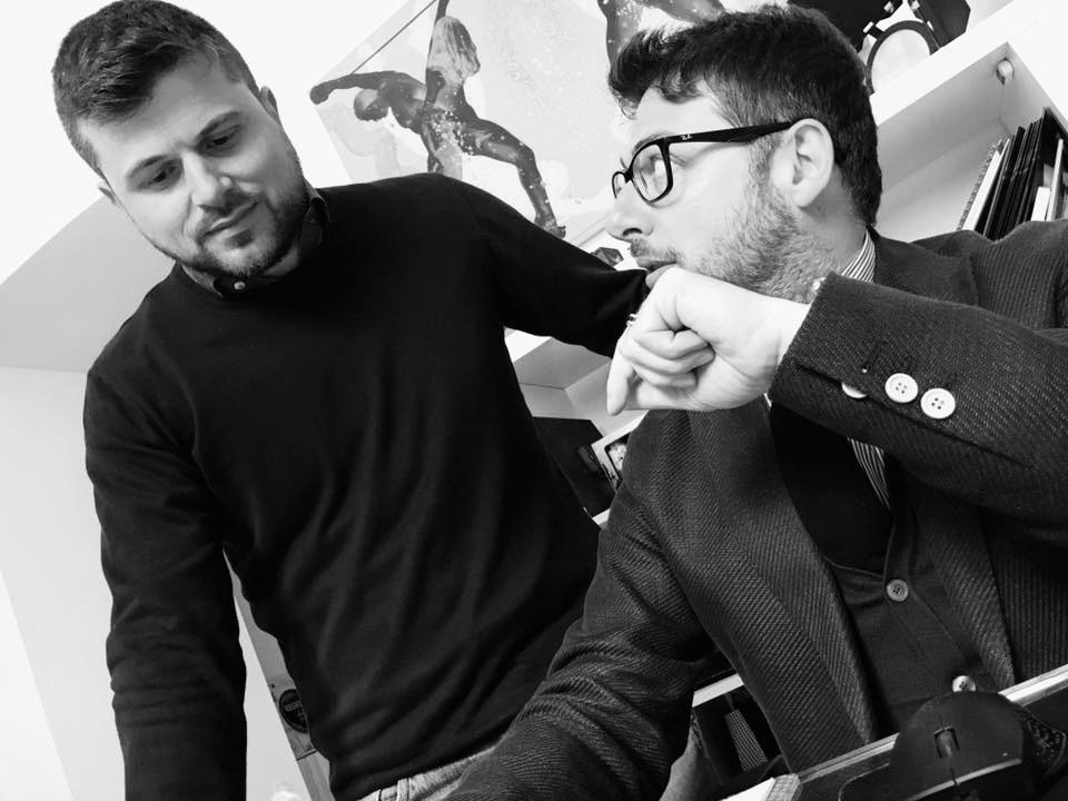 Consulenza strategica tra professionisti in ufficio per sviluppo marketing e crescita aziendale